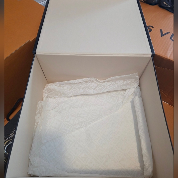 Louos Vuitton 2025 Holiday Packaging Set - Picture 5 of 9